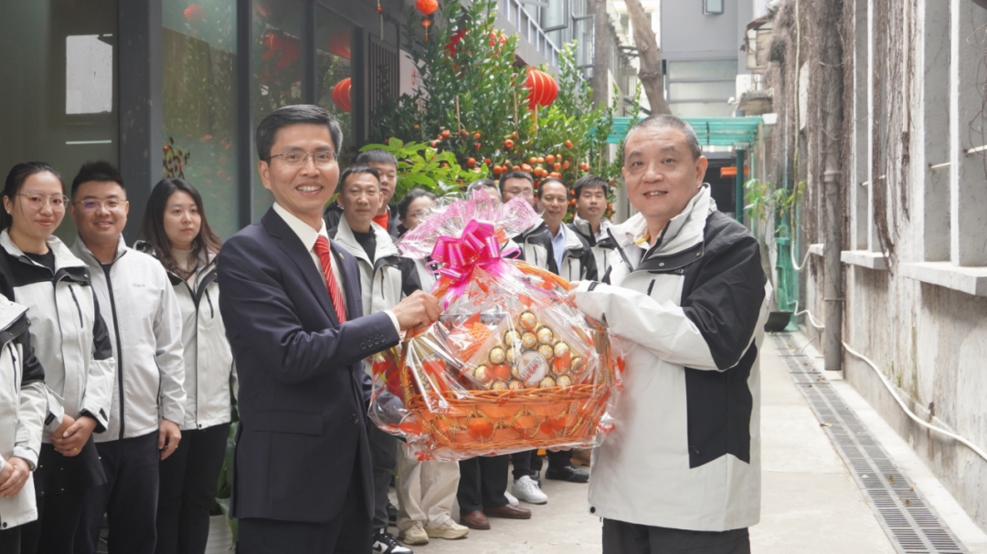 蛇接萬(wàn)福 聚力向新——廣州輕工集團(tuán)黨委副書(shū)記、工會(huì)主席朱英毅帶隊(duì)到新仕誠(chéng)公司開(kāi)展新春慰問(wèn)活動(dòng)